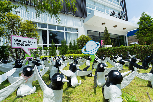 晶宴會館齊聚520隻企鵝裝置藝術 (圖／晶宴會館)