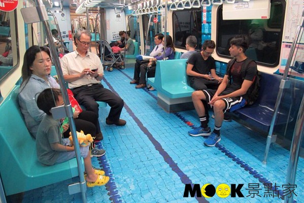 從台北捷運的彩繪列車車廂開始，世大運即受到全球媒體包括CNN的注目與特別報導。(圖／台北市政府觀傳局)