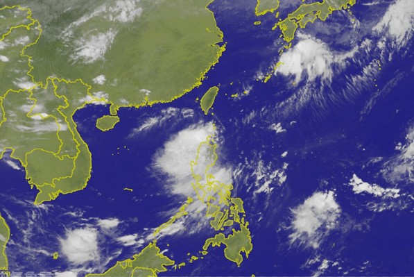 熱帶性低氣壓最快今天下午發展為颱風。(圖／中央氣象局)
