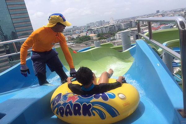 Pororo水樂園可欣賞高樓林立的城市風景 (圖／Pororo Aquapark BKK)