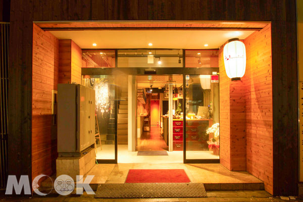 「Japanize Guest House」一樓附設餐廳、酒吧，吸引世界各地背包客聚集。(圖／樂天旅遊)