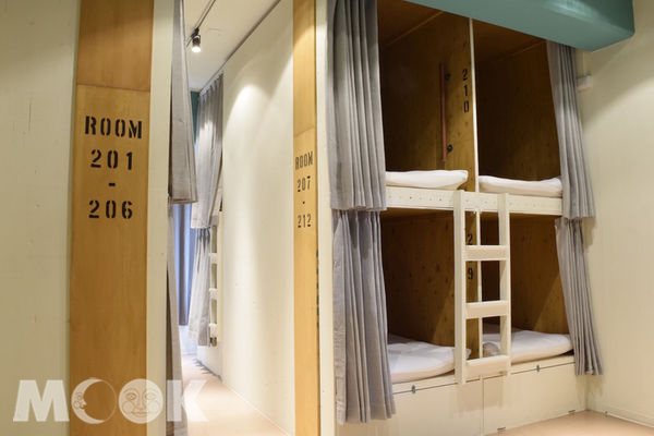 近淺草站的「IZA淺草民宿」提供拉廉式的膠囊型與榻榻米等多種房型選擇。(圖／樂天旅遊)