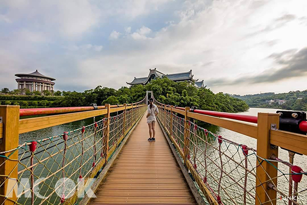 漫步在峨嵋湖的環湖步道與吊橋，欣賞湖光水色 (圖／s22432243)