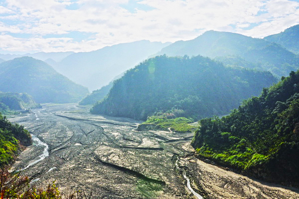 媲美太魯閣萬年峽谷秘境  一次看到多種奇岩絕景