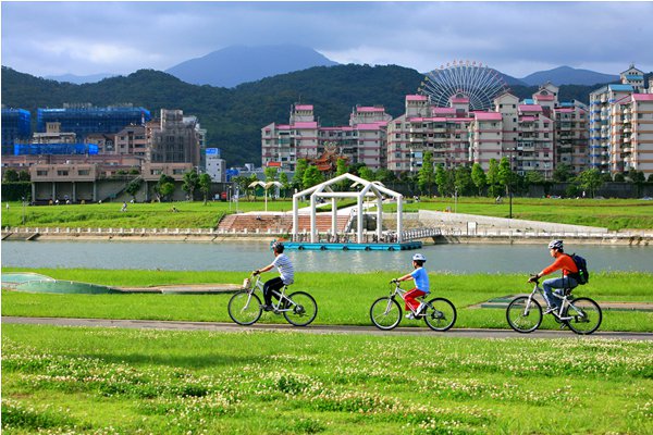 趁著秋高氣爽好天氣，踩著腳踏車在河濱公園享受自然春光 (圖／台灣觀光局)