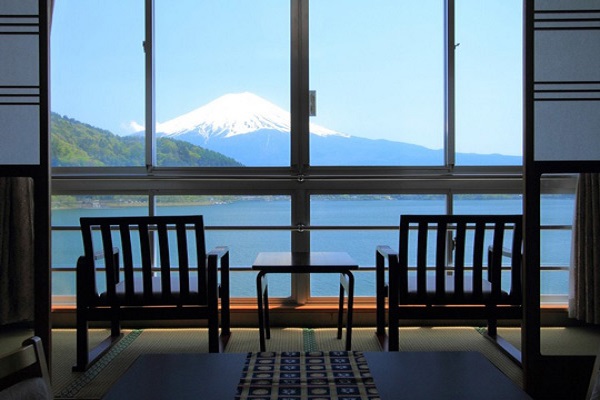 「新世紀河口湖飯店」因為正對富士山與河口湖，擁有最佳觀景位置，獲得旅客第一好評（圖／樂天旅遊）