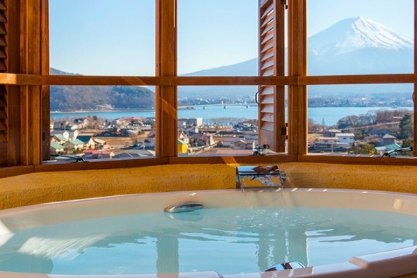 「La Vista Fuji Kawaguchiko」房間中就能遙望河口湖對岸遼闊的富士山絕景（圖／樂天旅遊）