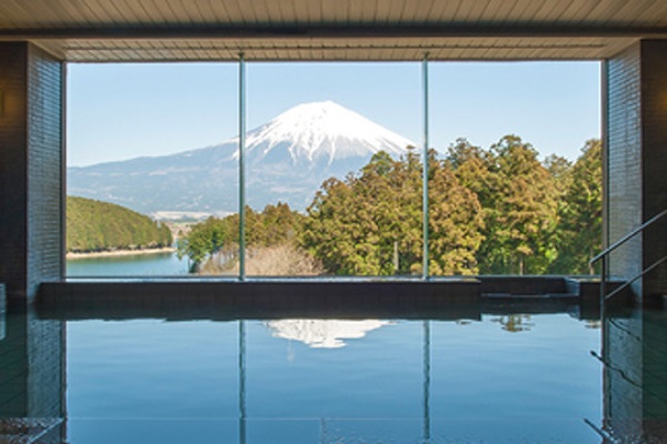 在「渡假村 富士」的大浴場中泡澡，能一邊欣賞大窗戶外的美麗富士山（圖／樂天旅遊）