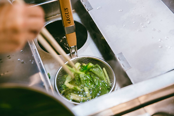 「和興號鮮魚湯」的燙青菜則是淋上細碎的豆腐 (圖／和興號鮮魚湯)