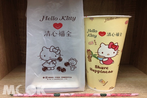 新杯裝和提袋都印有Hello Kitty花樣十分可愛（圖／Cherie）