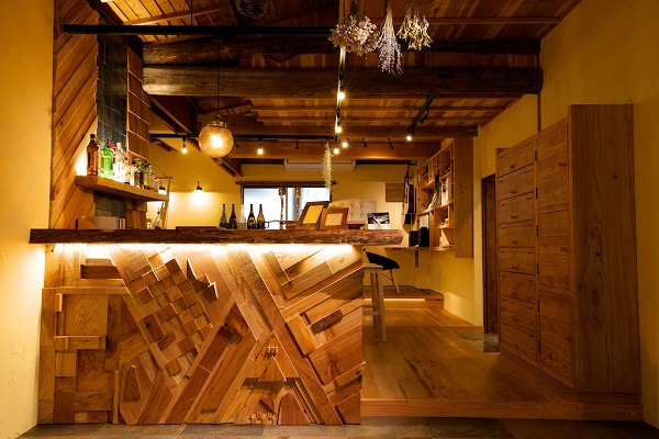 HAKONE TENT的裝潢深具特色，簡約的木紋設計讓人感到舒適（圖／KANAGAWA）