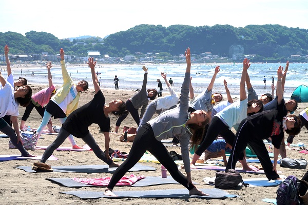 與瑜珈教室合作的海灘瑜珈課程也可以在WeBase KAMAKURA體驗到（圖／KANAGAWA）