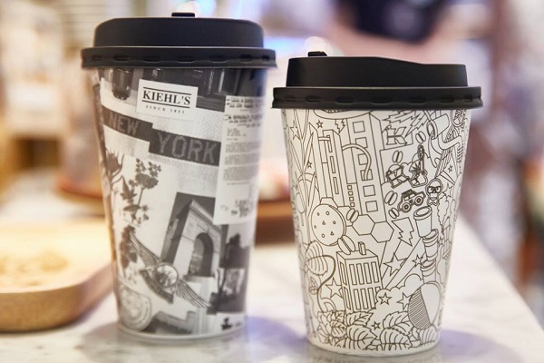 紐約風的KIEHL’S Coffee House的外帶杯設計也十分獨特（圖／KIEHL’S）
