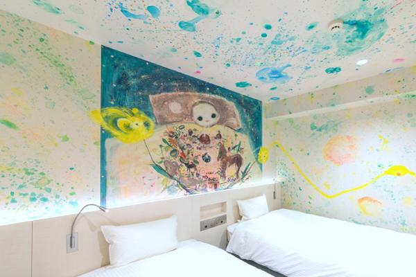「WBF ART STAY難波飯店」讓孤兒院的小朋友彩繪設計客房（圖／樂天旅遊）