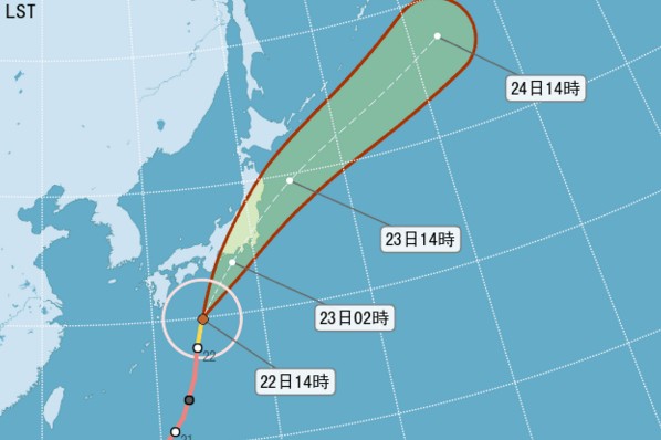 中度颱風蘭恩撲向日本。(圖／中央氣象局)