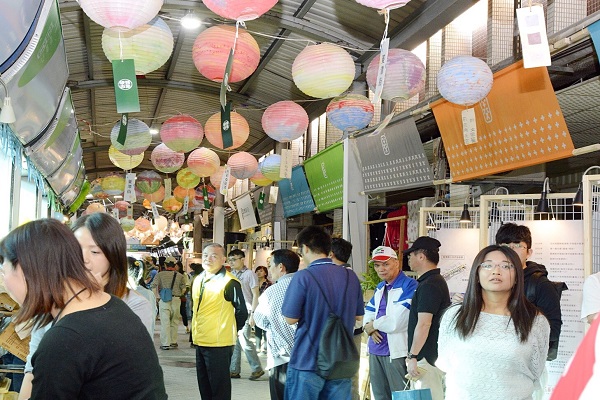 龍潭當地年輕族群打造「硬頸市集」，新創菱潭街文創新市集（圖／桃園市政府）