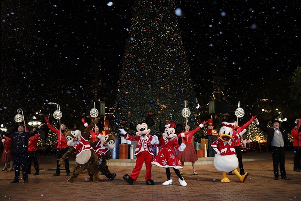 香港迪士尼樂園將變身溫馨的冬日樂園，在漫天飄雪、悠揚歌韻和閃爍燈飾下，呈獻「A Disney Christmas!」（圖／香港迪士尼）