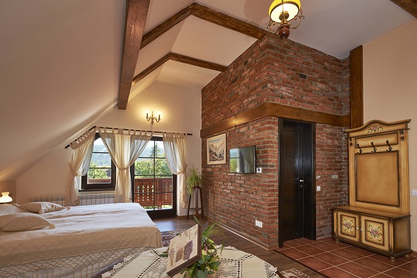 柯納卡爾安比恩飯店的房間設計如穿梭在童話小鎮般具有風味（圖／Hotels.com）