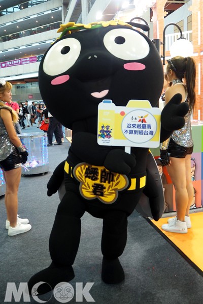 臺南吉祥物蟋帥君展現活潑熱情與民眾互動。(圖／MOOK景點家)