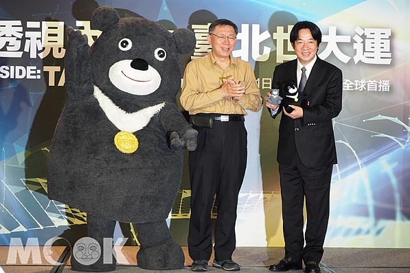 台北市長柯文哲轉送熊讚紀念品給行政院長賴清德。(圖／MOOK景點家)