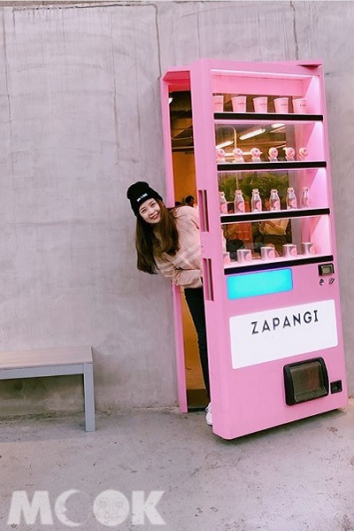 韓國자판기카페ZAPANGI咖啡以特殊造型大門入口引起大家討論成韓國打卡熱拍點（圖片提供／emma_522food）