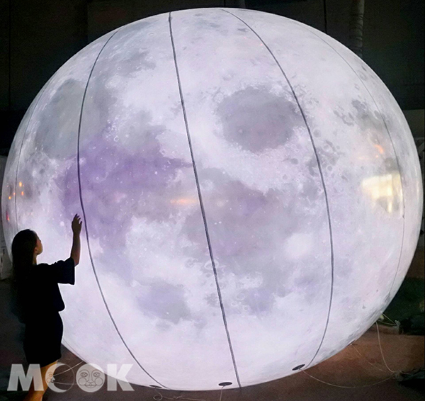 大月球裝置藝術 (圖片提供／大口吃，大口玩台南)