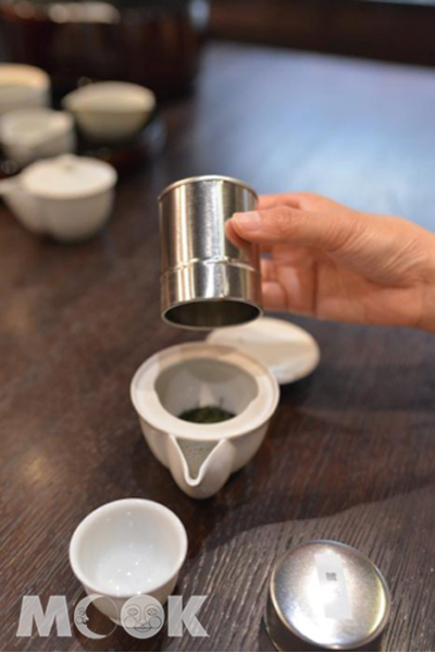 在茶壺中放入3g茶葉。(圖／體驗京都)