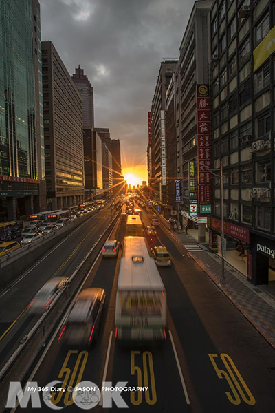 今年8月16日的「台北城懸日」 (圖片提供／鄭傑森)