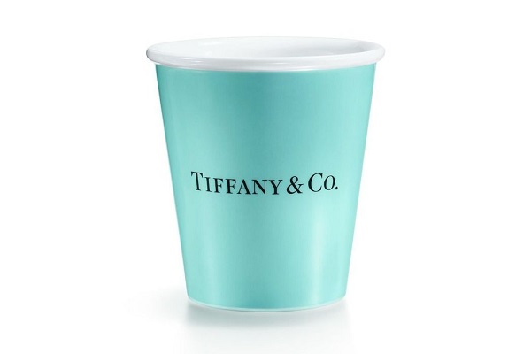 全新推出的Tiffany Logo骨瓷杯也成為必收單品之一，Tiffany Blue Box Café使用一系列深具Tiffany風格的產品讓前來享用咖啡的人也能有最有品質的享受（圖／Tiffany