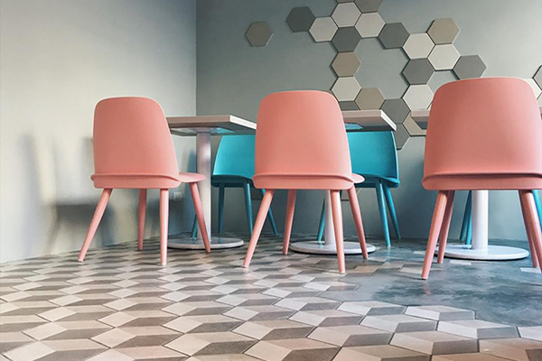 初米咖啡粉色桌椅搭配幾何裝潢 (圖／初米咖啡 台中一中店)