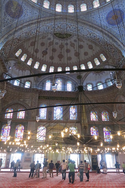 土耳其地標藍色清真寺的內部用了2萬多塊由伊茲尼克皇家御用磚場生產的藍瓷磚，在光線的透射下，清真寺內部，瀰漫著一種藍綠色的特殊氛圍。（圖／金展旅行社）