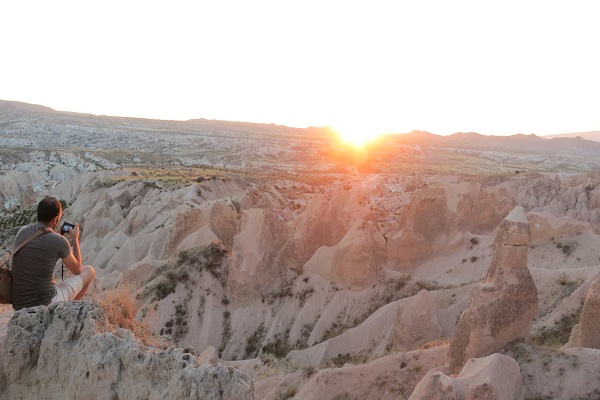 帕多奇亞岩區為土耳其知名景點，平滑潔白的石頭波浪和傳說有仙人居住的石煙囪，於1985年被聯合國教科文組織收入為世界文化遺產（圖／金展旅行社）