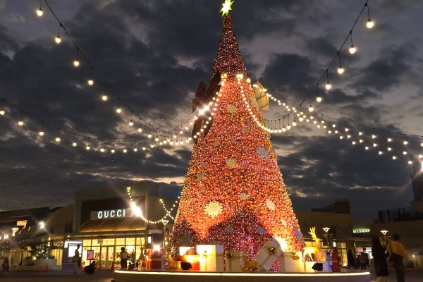 華泰名店城設置15米糕巨型聖誕樹，夜晚點燈夢幻迷人成打卡熱拍點（圖／華泰名店城）