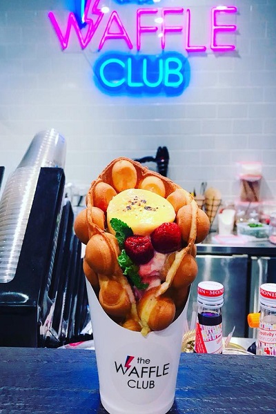 浮誇的冰淇淋雞蛋仔引發網路討論，也成為打卡最新熱拍點，甜點控必來的打卡聖地（圖／The Waffle Club TW）