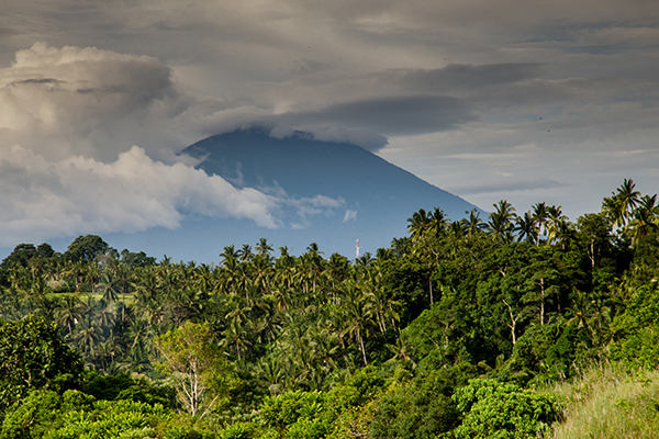 印尼峇里島阿貢火山噴發  旅遊警示升高旅行團是否出團要注意