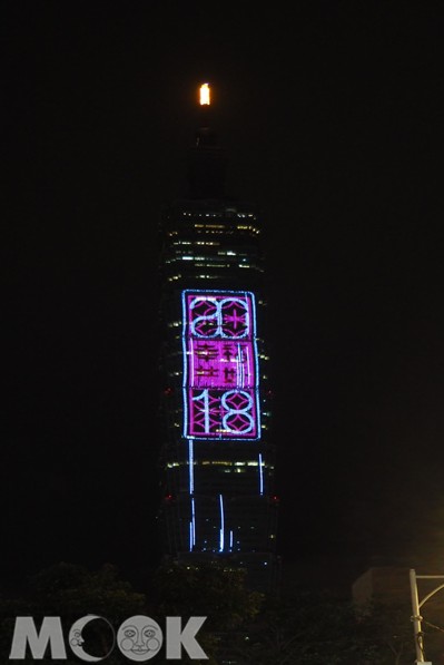 台北101外牆全新長條亮燈，面積大，十分搶眼。(攝影／MOOK景點家張盈盈)