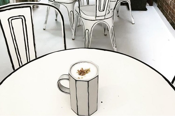 連盛裝飲品的咖啡杯也是採2D繪圖設計風格，讓人完全融入其中（圖／CAFE 연남동 239-20）