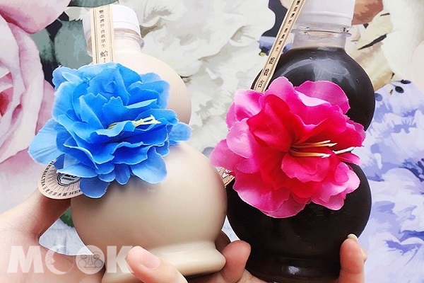 葫蘆形狀的飲料包裝配上顏色鮮豔的花裝飾，讓傳統涼茶飲品變得相當有質感（圖／lovelymelody930）