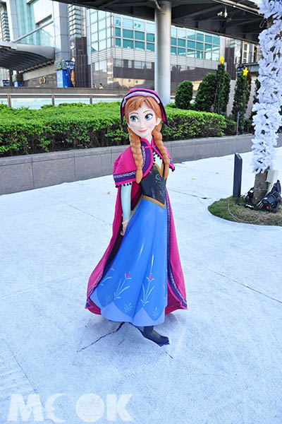 「迪士尼冰雪奇緣嘉年華」門口的安娜 (攝影／MOOK景點家高嘉俊)