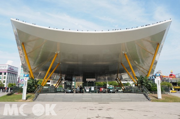 圖為中央公園捷運站外觀，也是高雄熱門旅遊區域之一。(圖／MOOK景點家張盈盈)