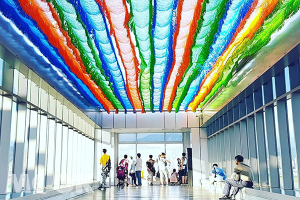 松山機場觀景台彩虹天花板裝飾 (圖片提供／fruits.life)