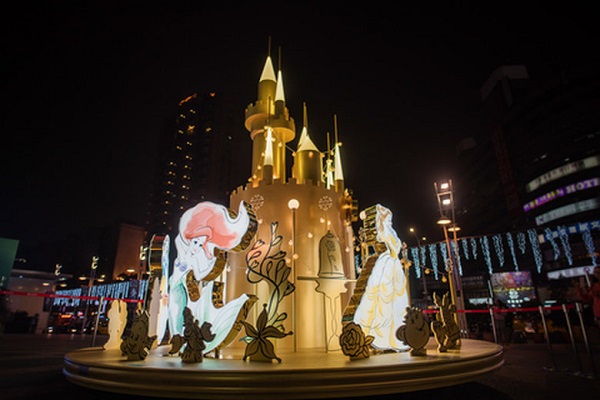 SOGO復興館以公主城堡為主題的耶誕裝置，讓每一位迪士尼公主登場與大家歡慶耶誕（圖片來源／SOGO）