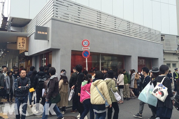 RAPL澎派令果2016年3月於東京池袋開出品牌首店引起消費者排隊搶購。（圖片提供／RAPL）