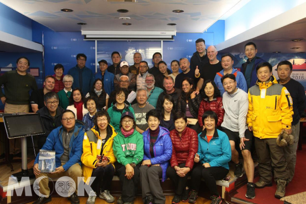 第一屆北極高峰會 – 華人團隊 （作者站立於3 排左1）。(圖／耿揚名)