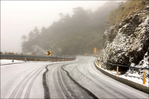 今年第一場雪！合歡山一片雪白宛如白毯