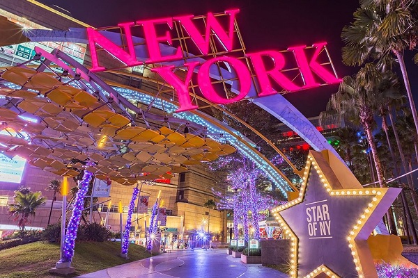 《Star of NY》造景不僅讓人有進入紐約世界的錯覺，其中滿滿燈飾的布置下更有時尚之感（圖／高雄夢時代）