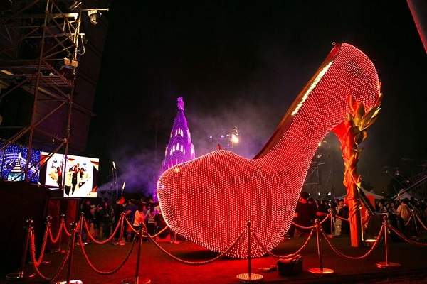 《玩美女伶》造景巨大又醒目的紅色高跟鞋上有萬個LED燈，不僅白天晚上都好拍（圖／高雄夢時代）