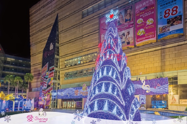高雄夢時代的繽紛聖誕樹《Purple Wish》以紫色為主色調打造，光彩奪目（圖／愛‧Sharing）