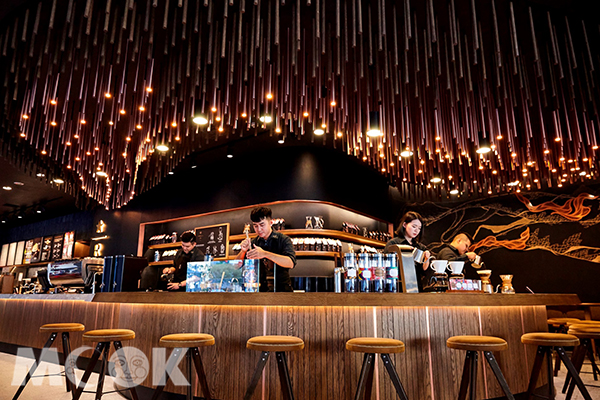 顧客能在星巴克摩登典藏吧台親身看到咖啡大師以各型式的頂級咖啡器具展演及製作專屬咖啡飲品 (圖片提供／統一星巴克)