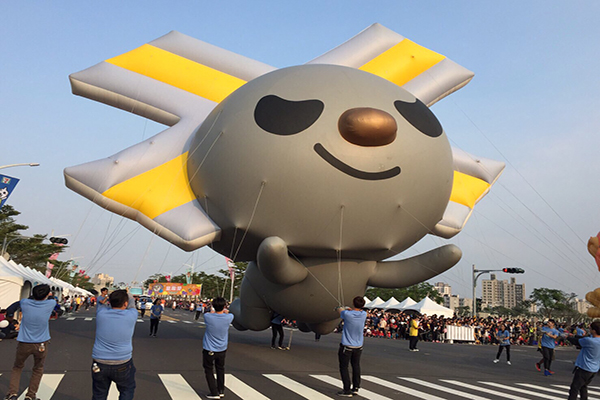 「OPEN!大氣球遊行」有25款卡通氣球組成的遊行大隊 (圖／高雄市政府)